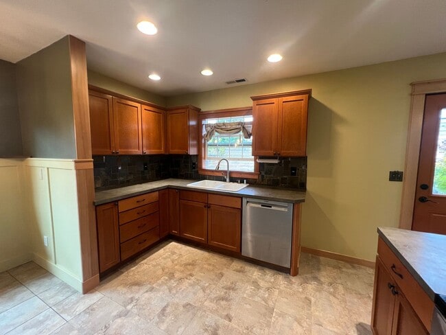Building Photo - Cozy 2 Bedroom in Charming Everett Neighbo...