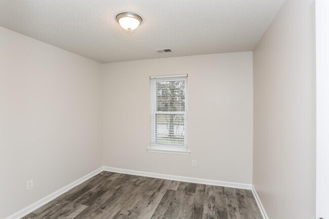 Building Photo - 10426 Redmond Cir N