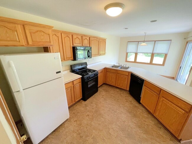 Building Photo - Spacious 3 bed 2.5 Bath Home Ready to Rent! Don’t Miss Out!