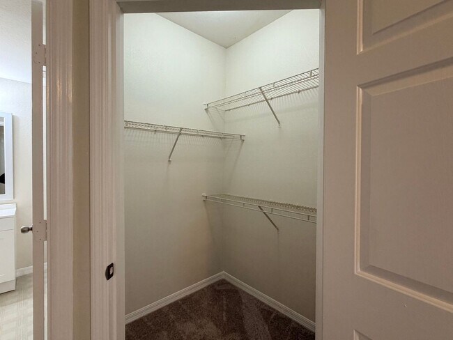 Building Photo - 2025 Erving Cir