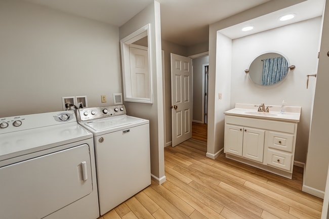 Building Photo - 2 Bedroom 2 Bath Home on Lake Delta For Rent!