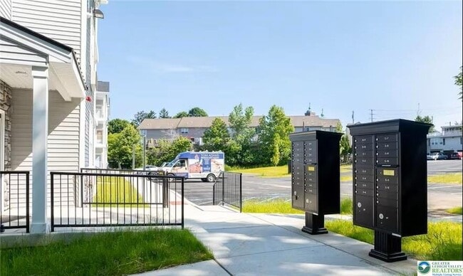 Building Photo - 948 N Front St