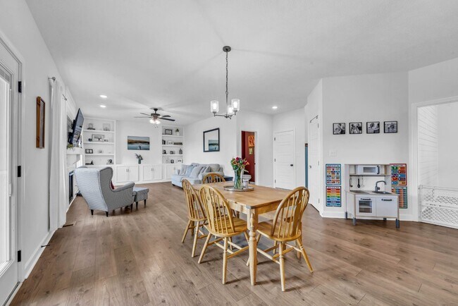 Building Photo - Pet Friendly Three Bedroom!
