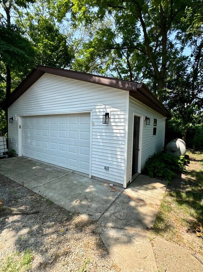 Building Photo - Beautifully Renovated Country Home on 2 Acres – Just Outside West Lafayette!