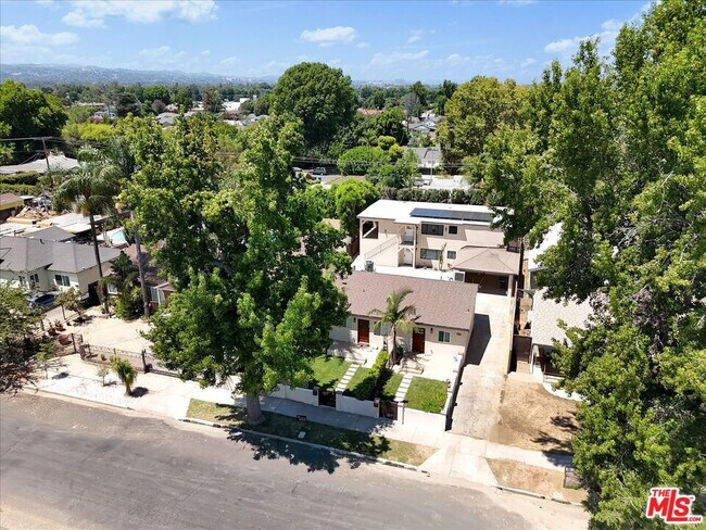 Building Photo - 6913 Encino Ave