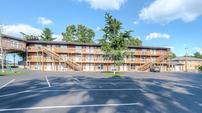 Building Photo - 2021 Cambridge Dr
