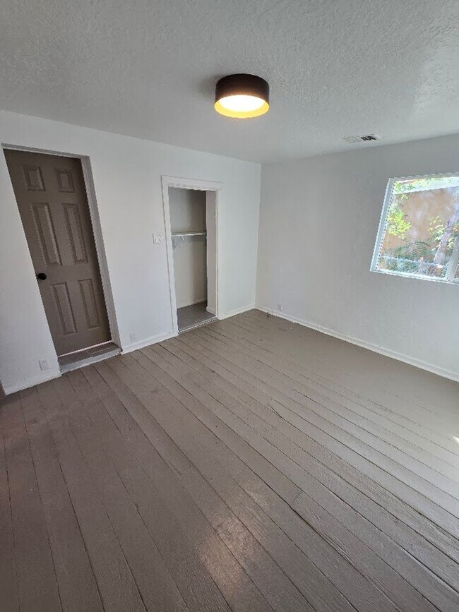 Building Photo - 3 bedroom 2 bath HOUSE for Rent near Downtown