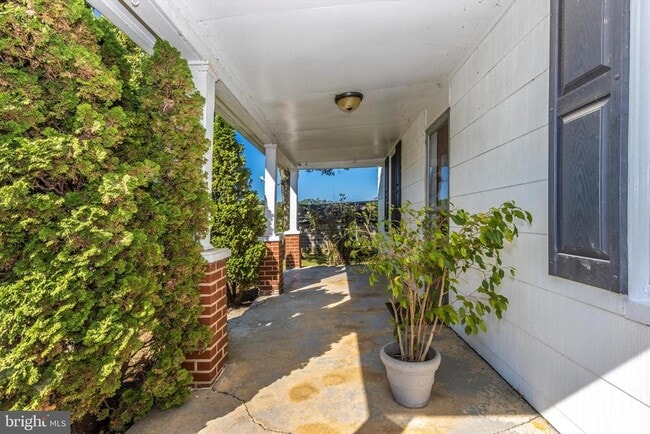 Building Photo - 13634 Glissans Mill Rd