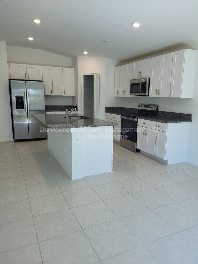 Building Photo - 2240 Gatsby Ln