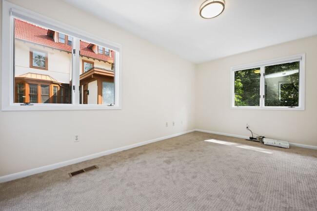 Building Photo - 11 Maple Ave