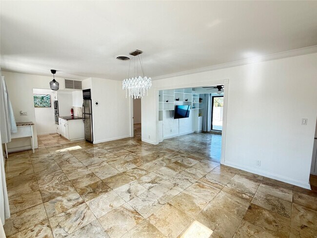 Building Photo - 101 SE 14th Pl