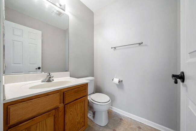 Building Photo - Beautiful 3 Bedroom 2 Bath Home in Lake in the Hills!