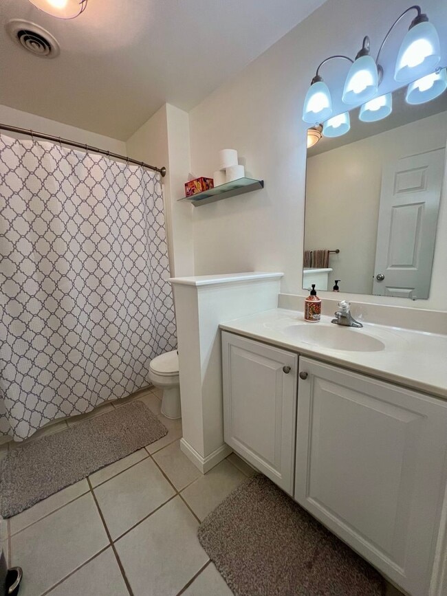 Building Photo - Stunning 3-Bedroom Townhome with 1-Car Gar...
