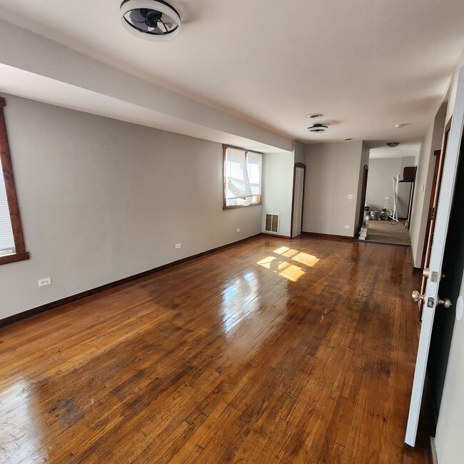 Building Photo - Move In Specials! Spacious 3 Bedroom, 2 Fu...