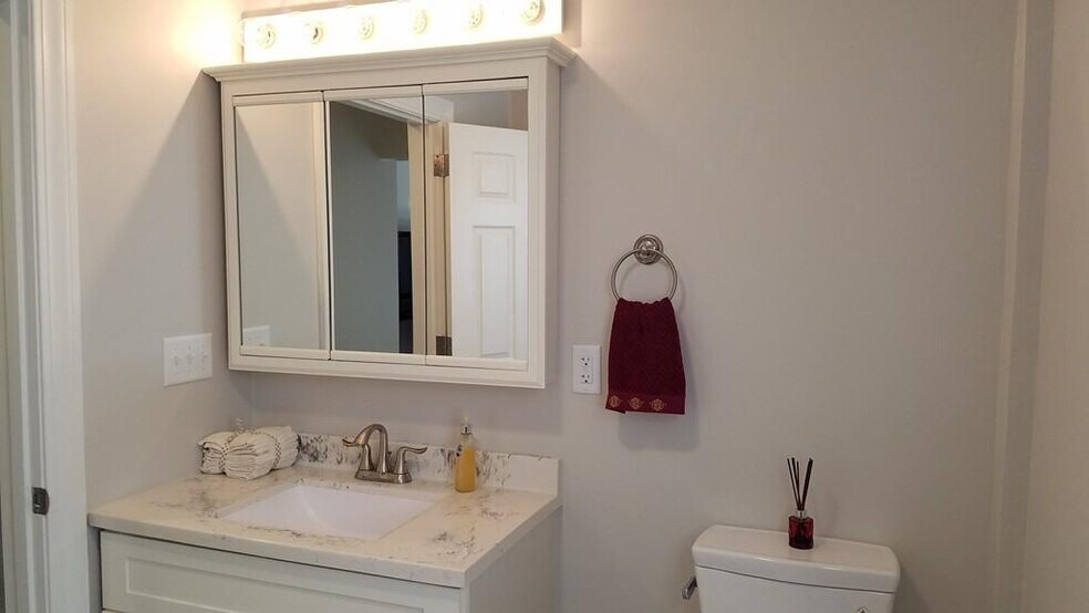 Building Photo - 11 Nichols Ave