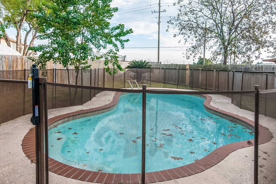 Building Photo - 2098 Clemson Dr
