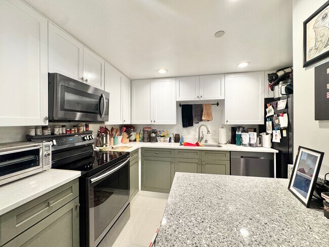 Building Photo - ARLINGTON CONDO - Sleek Sophistication Mee...