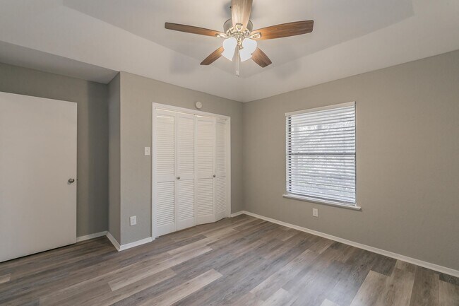 Building Photo - COMING SOON! FULLY REMODELED 2 bedroom, 2 ...