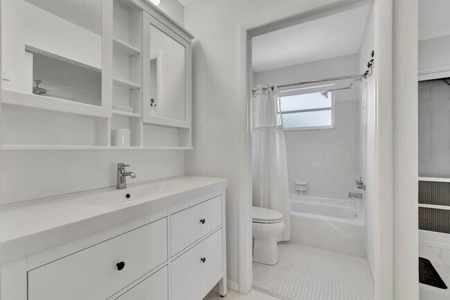 Building Photo - 1182 S Drive Cir