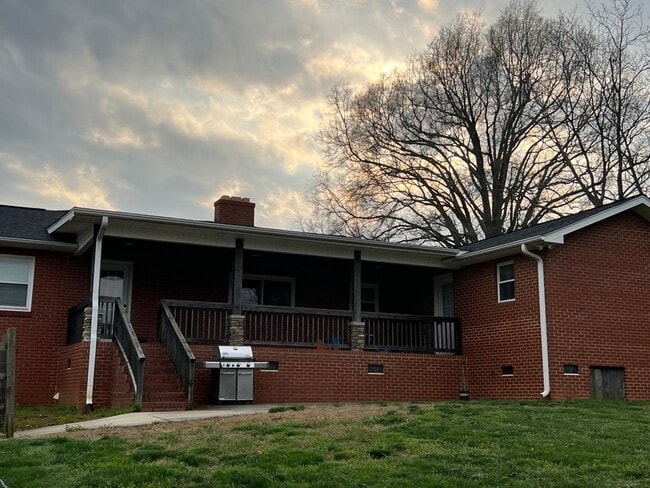 Building Photo - Spacious All Brick 3 Bed/2 Bath Ranch Home - Large Lot (approx. 1.75 acres) - Fenced Backyard - 3...
