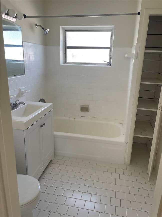 Building Photo - 1635 Moffett St