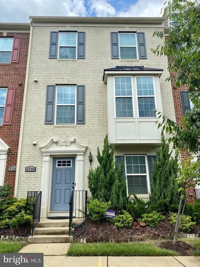 Building Photo - Beautiful Single Family home with Loft and Off Street Parking