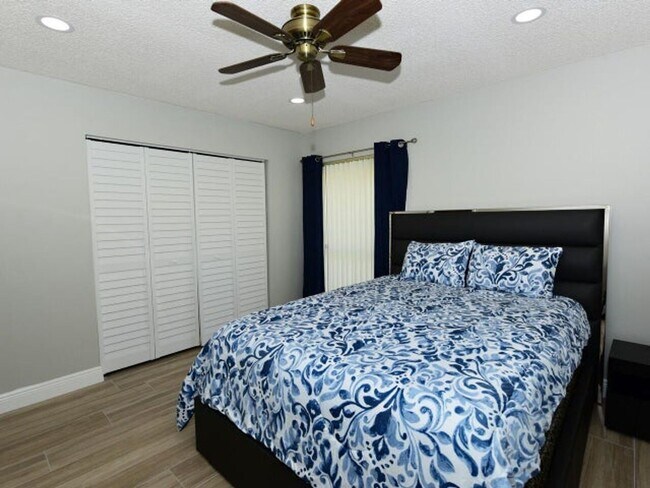 Building Photo - 5979 Pinebrook Dr