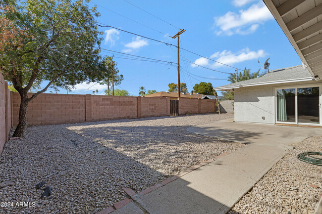 Building Photo - 607 E Encanto Dr