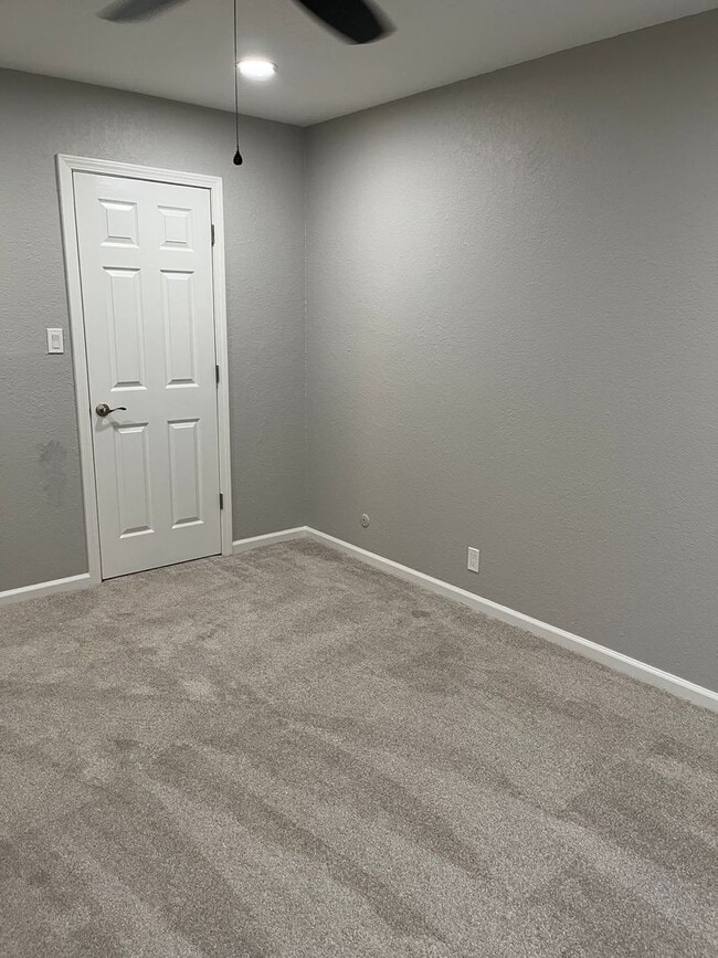 Building Photo - 2 bedrooms and 1.5 bathrooms