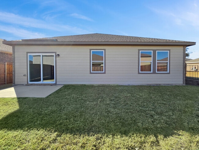 Building Photo - ***Move-in Special*** Move in by 11/30/202...