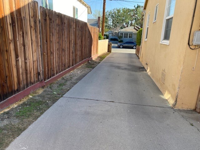 Building Photo - 243 W Elm Ave