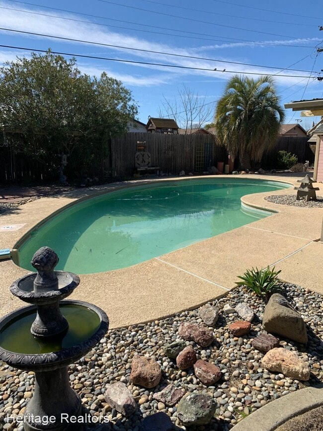 Building Photo - 3 br, 2 bath House - 379 W Deodar