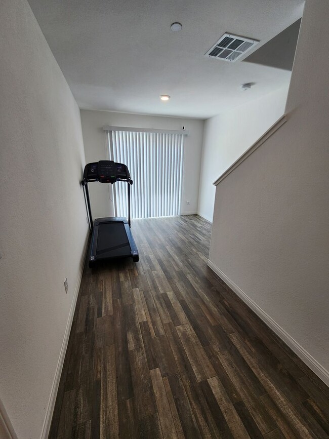 Building Photo - Modern Comfort Meets Vegas Vibes! – Utilit...