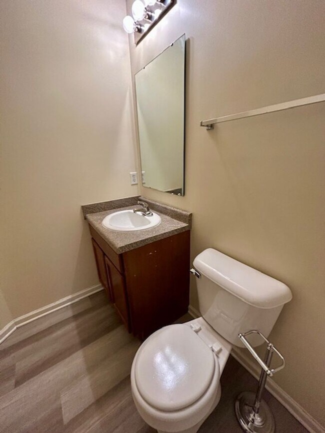 Building Photo - Beautiful 4 bedroom 2.5 bath 2 story home ...