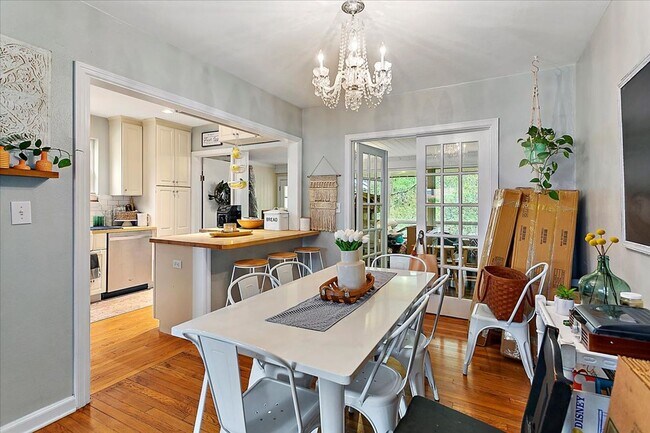 Building Photo - Live in highly desired San Marco
