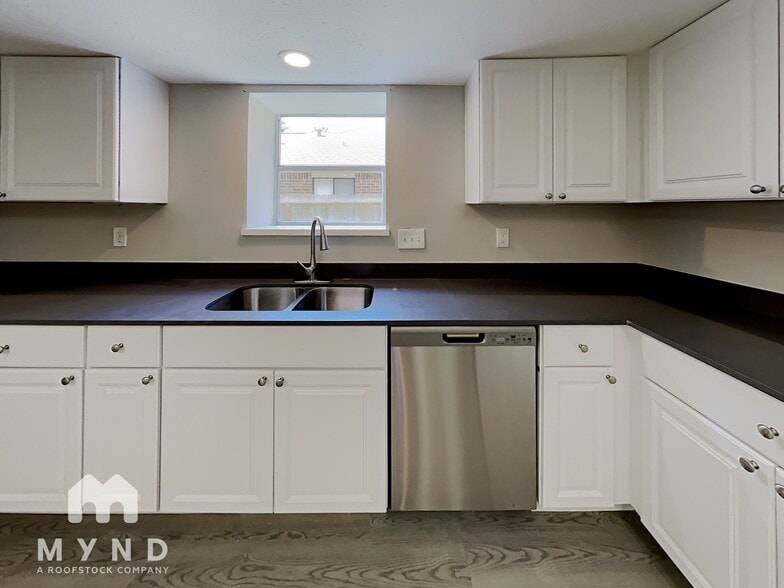 Building Photo - 10631 Plum Lake Dr