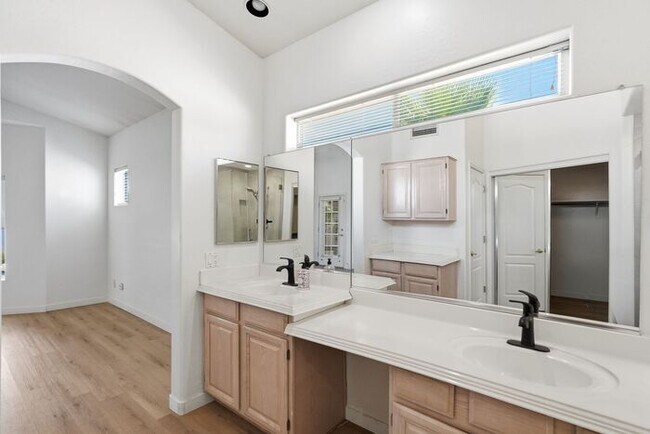 Building Photo - 4 Bed 2 Bath House with a pool!