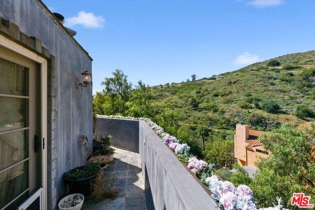 Building Photo - 2851 Seabreeze Dr