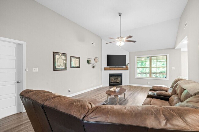 Building Photo - 3 Bed 2 Bath Home For Rent Near Downtown Clarksville!