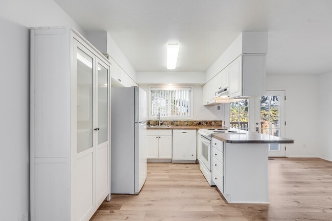 Building Photo - Beautiful 3 Bed, 2 Bath Rental Home in Beaverton!