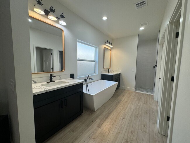 Building Photo - 6129 Lago Grande Dr