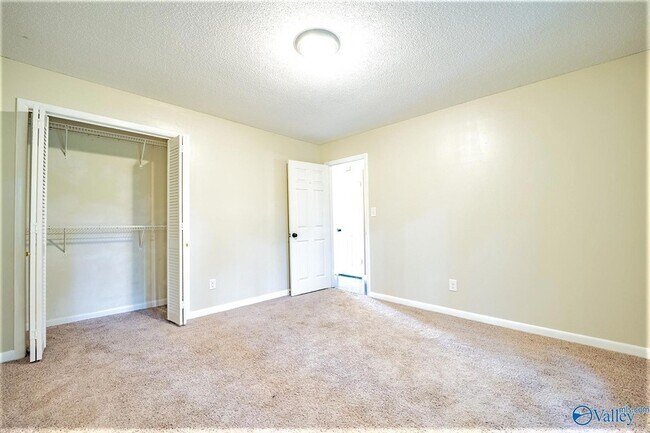 Building Photo - 710 Crestview Dr