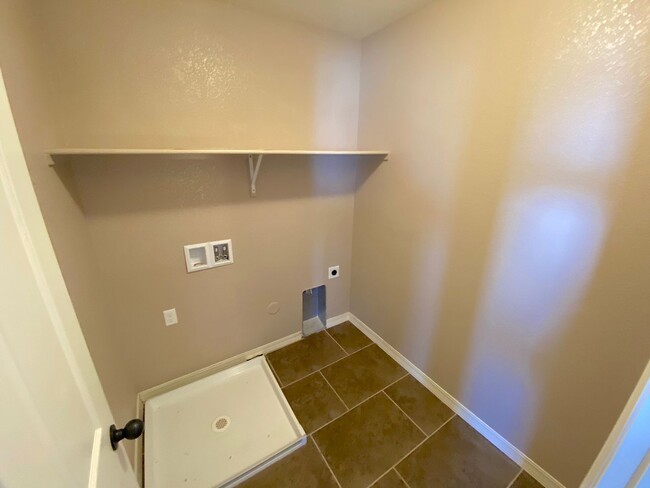 Building Photo - East El Paso LARGE 4 bed Refrig A/C!
