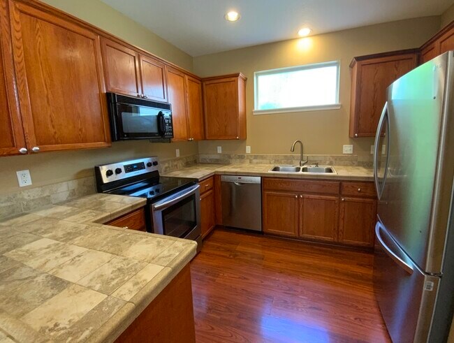 Building Photo - Gorgeous 3 Bedroom Arbor Rose Home!