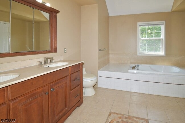 Building Photo - 65 Vones Ln