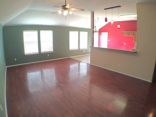 Building Photo - 3 Bedroom 2 Bath Gem In Crowley