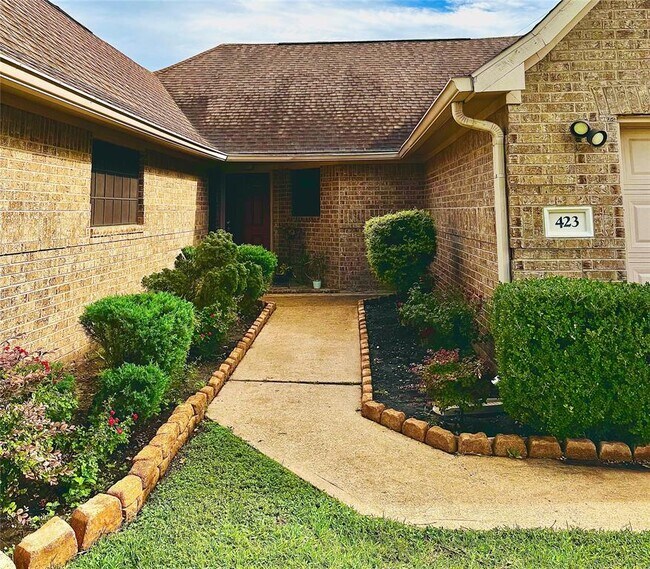 Building Photo - 423 Bluebird Ln