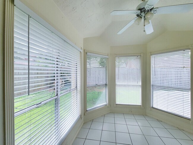 Building Photo - 2118 Creekshire Dr