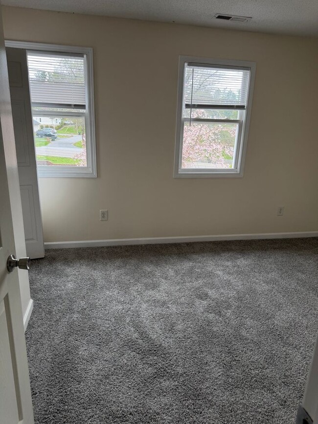 Building Photo - 2-bedroom, 1 full bath with 2-half baths Condo   Gray TN