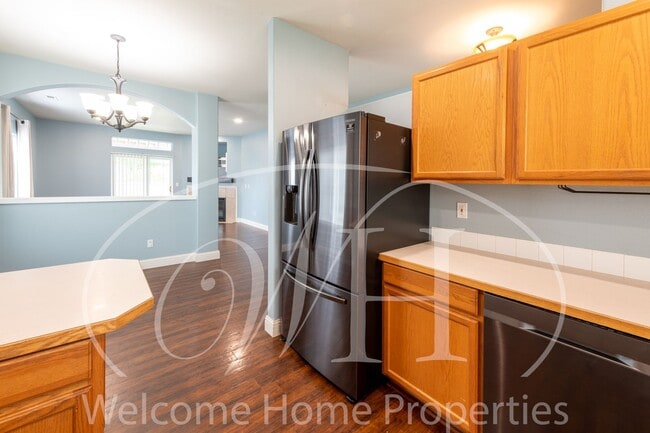 Building Photo - Beautiful 3 Bedroom Home With Fenced Backy...